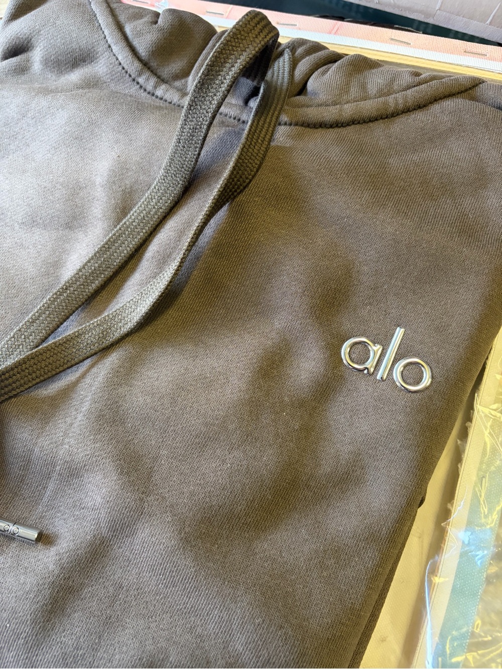 ALO Yoga Chocolate Brown Cropped Hoodie S - Picture 2 of 4